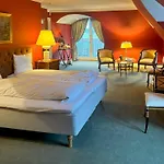 Nyaraló Manor House Overlooking Fields And Garden *