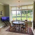Manor House Overlooking Fields And Garden Nyaraló *