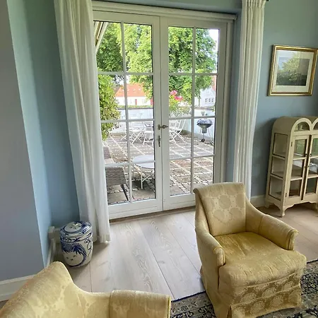 Manor House Overlooking Fields And Garden 度假居