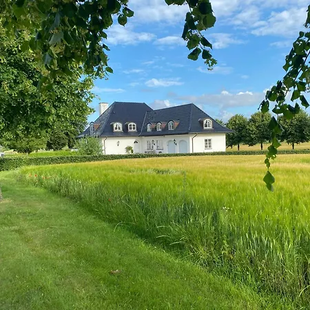 Nyaraló Manor House Overlooking Fields And Garden