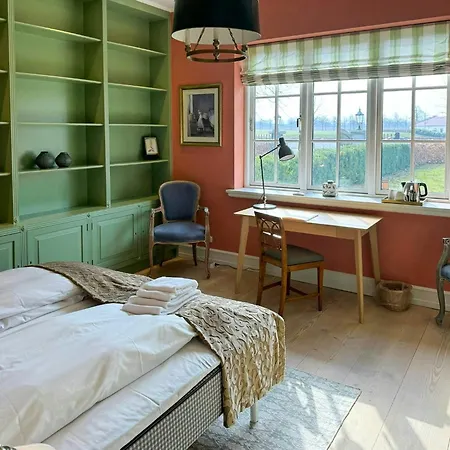 Manor House Overlooking Fields And Garden 度假居